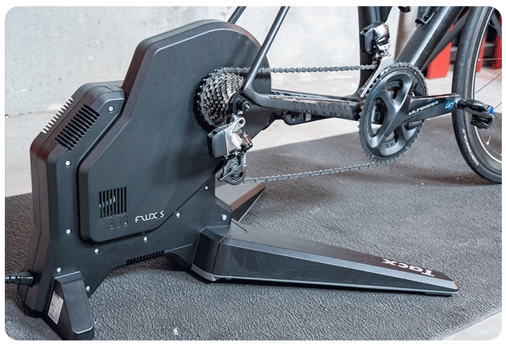 Roue d'inertie et pédalage du Tacx Flux S Smart T2900S