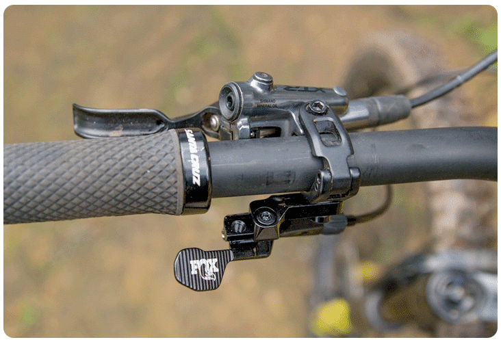 Commande de Fox Racing Shox sur une tige de selle télescopique avec passage de gaine interne