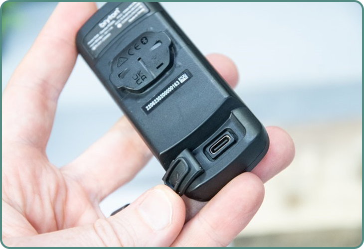 Port de recharge USB-C du Bryton Gardia R300L