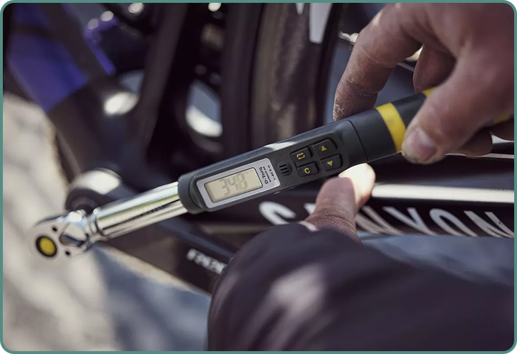 Serrage d'un pédalier avec une clé dynamométrique Topeak