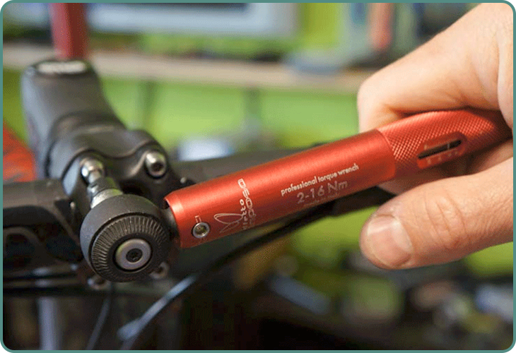 Serrage d'un guidon avec une clé dynamométrique vélo