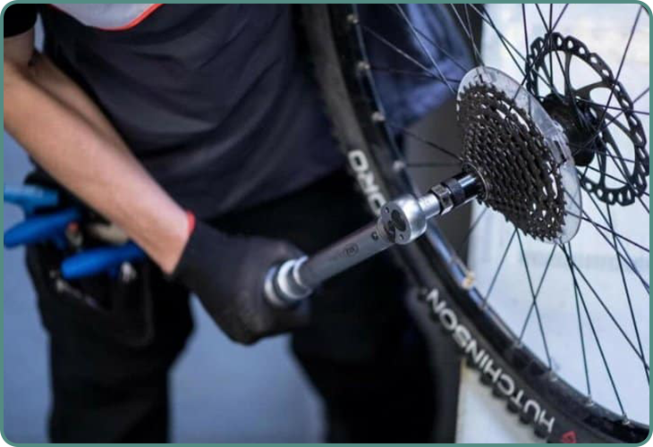 Serrage d'une cassette de vitesse avec une clé dynamometrique