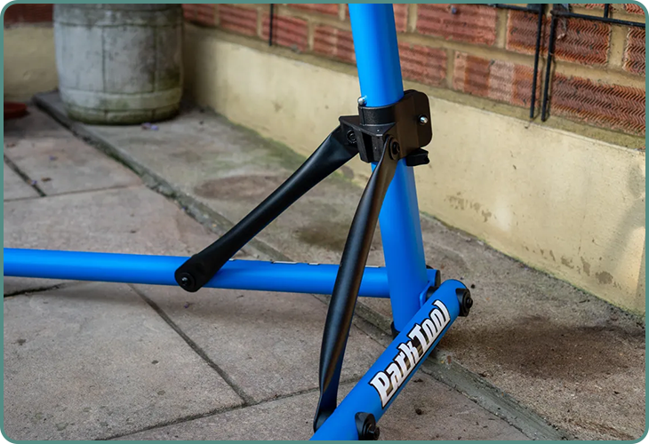Le Park Tool PCS-10.3 dispose d'une base triangle en trépied 