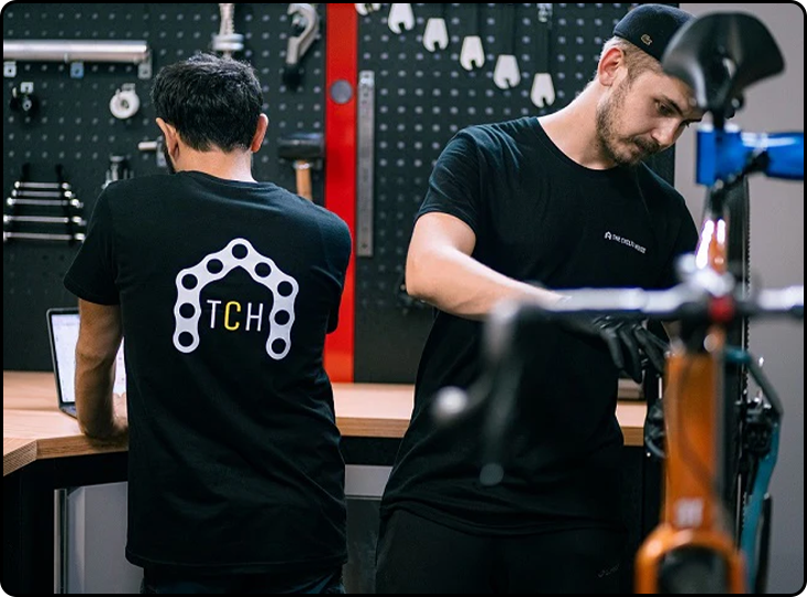 Mécanicien de chez thecyclisthouse.com réparant un vélo