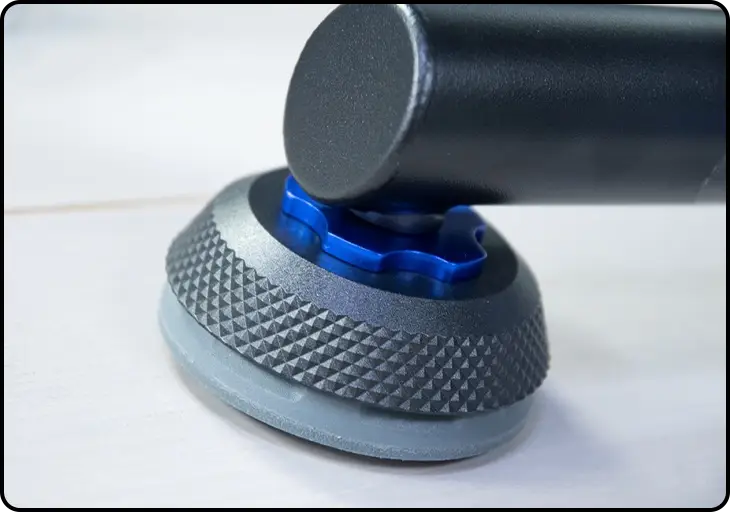 Le Kickr V6 est doté des pieds AXS offrant un léger balancement latéral 