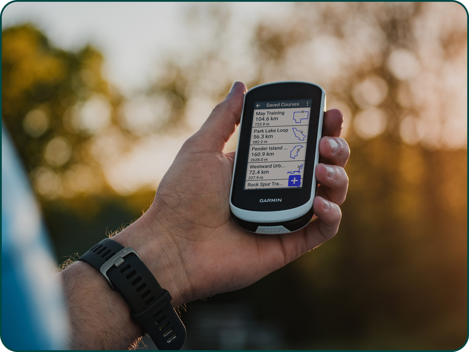 L'écran tactile du Garmin Edge Explore 2 dans la main d'un cycliste