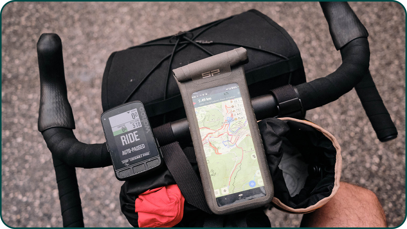 Wahoo Elemnt Roam 3 avec un smartphone sur un gravel bikepacking
