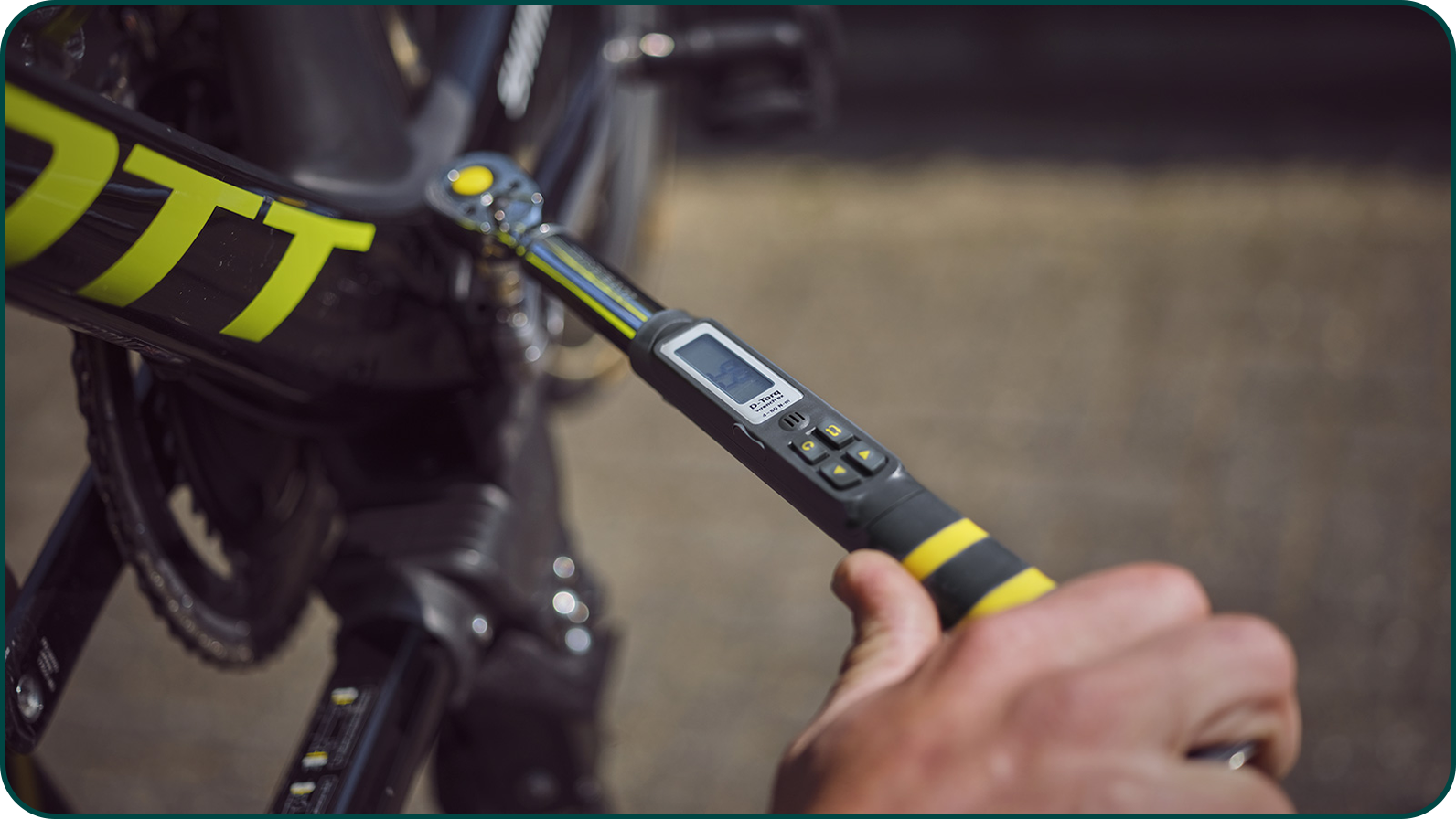 Utilisation de la clé dynamométrique digital Topeak D Torq sur le pédalier