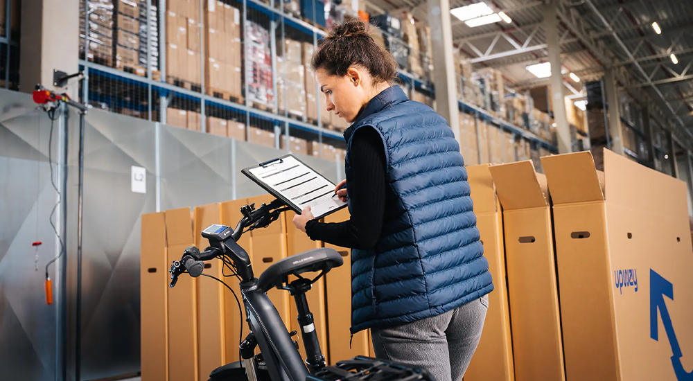 Employé de Upway faisant le contrôle qualité d'un vélo
