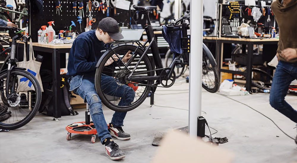 Image de l'entretien et du reconditionnement d'un vélo Upway par un professionnel